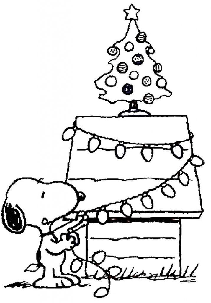 Desenho do Snoopy Decorando Suá Casa para o Natal para Colorir e Pintar