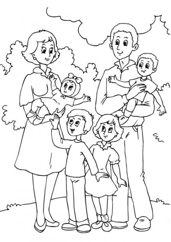 Desenho de uma Família Amigável Passeando no Parque para Colorir